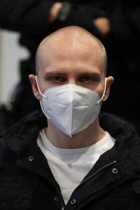 Der Angeklagte Stephan Balliet sitzt mit Mundschutz im Saal - Prozesstag fuenfundzwanzig im Landgericht Magdeburg gegen den Halle Attentäter Stephan Balliet, insgesamt fünf Richterinnen und Richter entscheiden am Ende über das Urteil, ein sechster steht als Reserve parat. Die Vorsitzende Richterin ist Ursula Mertens. 43 Nebenklägerinnen und -kläger sind zum Prozess am Landgericht in Magdeburg zugelassen, die von 21 Anwälten beraten werden. Personen Bitte Pixeln-Personen Unkenntlich machen *** The defendant Stephan Balliet sits with a mouth guard in the courtroom Day of trial twenty-five in the Magdeburg Regional Court against the hall assassin Stephan Balliet, a total of five judges will decide on the verdict in the end, a sixth is standing