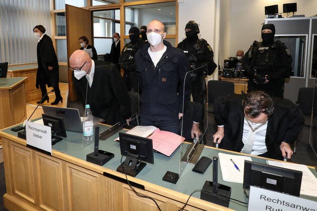 Richterin Ursula Mertens kommt in den Verhandlungssaal, der Angeklagte Stephan Balliet steht mit seinen Anwälten im Saal, links sitzt sein Anwalt Hans Dieter Weber und rechts sein Anwalt Thomas Rutkowski - Prozesstag fuenfundzwanzig im Landgericht Magdeburg gegen den Halle Attentäter Stephan Balliet, insgesamt fünf Richterinnen und Richter entscheiden am Ende über das Urteil, ein sechster steht als Reserve parat. Die Vorsitzende Richterin ist Ursula Mertens. 43 Nebenklägerinnen und -kläger sind zum Prozess am Landgericht in Magdeburg zugelassen, die von 21 Anwälten beraten werden. Personen Bitte Pixeln-Personen Unkenntlich machen *** Judge Ursula Mertens comes into the hearing room, the defendant Stephan Balliet is standing with his lawyers
