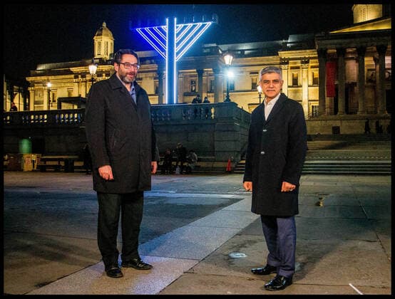 . 09 12 2020. London, United Kingdom. Trafalgar Square Menorah. London Mayor Sadiq Khan stands with Adrian Cohen of the Jewish Leadership Council at the 2020 Covid reduced Hanukkah in the Square at London s Trafalgar Square.  xMartynxWheatleyx xi-Imagesx IIM-21896-0001