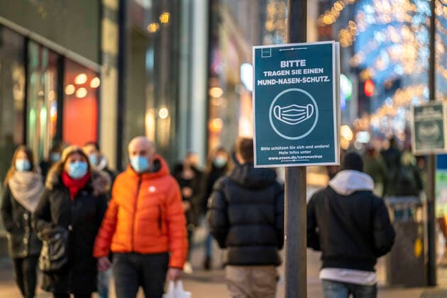 City centre of Essen, Limbecker Strasse, pedestrian zone, sign indicates request to wear a mouth nose protection, voluntary, Essen, NRW, Germany Corona Christmas market