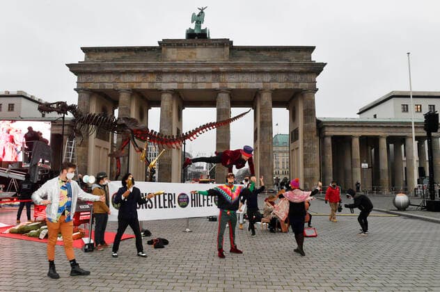 Reminder for the rescue of the meeting economy of the action alliance alarm stage dark red at the Brandenburger gate Berlin, 09 12 2020 Foto:xF.xKernx xFuturexImage