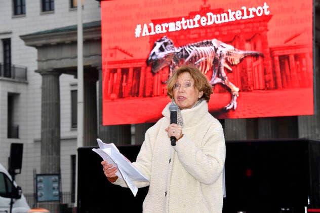 Marion Kracht at the vigil to save the event industry from the action alliance Alarmstufe Dunkelrot at the Brandenburg Gate Berlin, 09 12 2020 Foto:xF.xKernx xFuturexImage