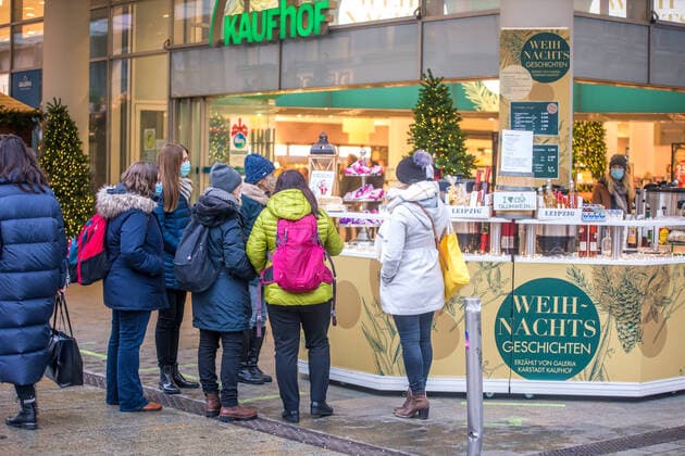Many people use the last opportunity to do Christmas shopping in Leipzigs city centre From 14 December 2020, a tightened lockdown will apply in Saxony with exit restrictions, closing of shops etc. Before Christmas, this is a disaster for the retail sector