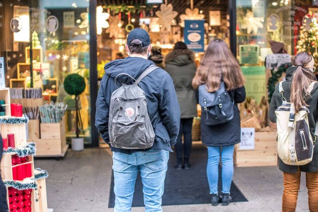 Many people use the last opportunity to do Christmas shopping in Leipzigs city centre From 14 December 2020, a tightened lockdown will apply in Saxony with exit restrictions, closing of shops etc. Before Christmas, this is a disaster for the retail sector