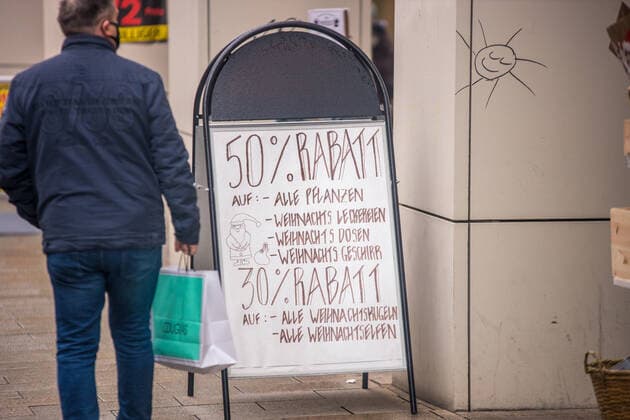 Many people use the last opportunity to do Christmas shopping in Leipzigs city centre From 14 December 2020, a tightened lockdown will apply in Saxony with exit restrictions, closing of shops etc. Before Christmas, this is a catastrophe for retailers Some retailers are luring customers with massive discounts