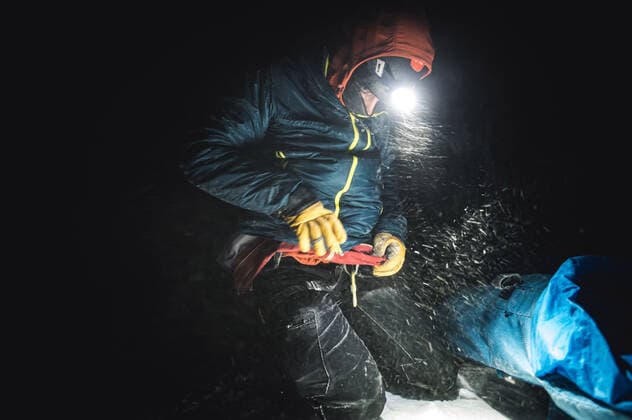IMAGO Creative: Resilienz IMAGO Creative: Alternativer Wintersport Male alpine climber putting on a jacket in the dark with blowing snow Millinocket, ME, United States CR_BRDO201208-582248-01 ,model released, Symbolfoto