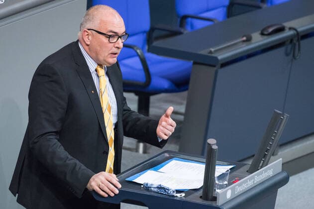 Berlin, Plenarsitzung im Bundestag Deutschland, Berlin - 11.12.2020: Im Bild ist Axel Fischer (cdu) während der Sitzung des deutschen Bundestags zu sehen. Berlin Bundestag Berlin Deutschland *** Berlin, Plenary Session in the Bundestag Germany, Berlin 11 12 2020 In the picture Axel Fischer cdu can be seen during the session of the German Bundestag Berlin Bundestag Berlin Germany