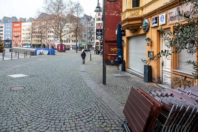 Closed gastronomy at the Alter Markt in Cologne, few passers-by during the lockdown due to the coronavirus pandemic