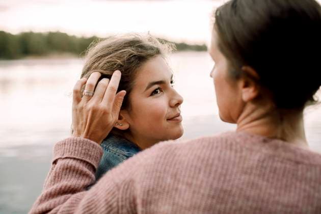 IMAGO Creative, Gesellschaft, Immer mehr Menschen haben Angst vor der Zukunft Smiling daughter looking at caring mother by lake, MA82720, Sweden, Stockholm Archipelago, model released Copyright: xMaskotx