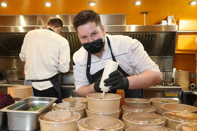 Bilder des Jahres 2020, Entertainment 12 Dezember Entertainment Themen der Woche KW50 Entertainment Bilder des Tages Hamburg Weihnachtsmenu to Go Hamburg Spitzenkoch Stefan Fäth arbeitet normalerweise in seinem Restaurant Jellyfish, in Corona-Zeiten bietet er jetzt ein Gourmet-Menu to Go vom Foodtruck aus an, der vor dem Alstertal Einkaufszentrum AEZ steht, Hamburg Poppenbüttel 11.12.2020 *** Hamburg Christmas Menu to Go Hamburgs top chef Stefan Fäth normally works in his restaurant Jellyfish, in Corona times he now offers a Gourmet Menu to Go from the food truck parked in front of the Alstertal Shopping Centre AEZ, Hamburg Poppenbüttel 11 12 2020