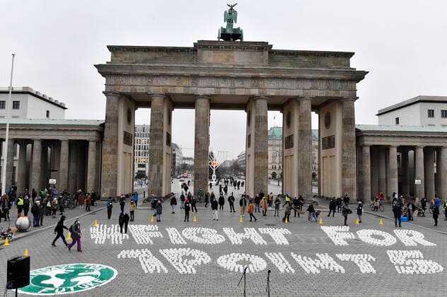 Fridays for Future Lights campaign under the motto FightFor1Point5 at the Brandenburg Gate Berlin, 11 12 2020 Foto:xF.xKernx xFuturexImage