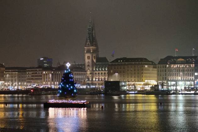 Hamburg, 10.12.2020 Beleuchteter Weihnachtsbaum auf der Binnenalster in Hamburg. Leichter Schneeregen. Im Hintergrund das Hamburger Rathaus und die Innenstadt. Hamburg Deutschland *** Hamburg, 10 12 2020 Illuminated Christmas tree on the Binnenalster in Hamburg Light sleet in the background Hamburg City Hall and the city centre Hamburg Germany