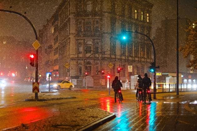 Hamburg, 10.12.2020 Dichter Schneeregen am Abend an der Kreuzung Grindellallee Edmund-Siemers-Allee in Hamburg. Radfahrer stehen an der Ampel. Schlechte Sicht durch die spiegelnden Lichter Hamburg Deutschland *** Hamburg, 10 12 2020 Thick sleet in the evening at the crossroads of Grindellallee Edmund Siemers Allee in Hamburg Cyclists stand at the traffic lights Poor visibility through the reflecting lights Hamburg Germany