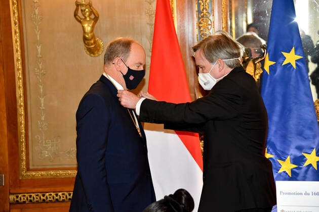 Fürst Albert II. von Monaco erhält Golden Eagle Auszeichnung in Nizza HSH Prince Albert of Monaco and Christian Estrosi, Mayor of Nice, receive the Golden Eagle, main distinction of Aigla Nissarda, as part of the promotion of the 160th anniversary of the Union of the Count of Nice to France. Francois Daure et S.A.S. Le Prince Albert de Monaco - Remise de l Aigla Nissarda a S.A.S. Le Prince Albert de Monaco et a Christian Estrosi, Maire de Nice, Villa Massena a Nice. S.A.S. Le Prince Albert de Monaco, et Christian Estrosi, Maire de Nice, recoivent l Aigle d?Or, principale distinction de l Aigla Nissarda, dans le cadre de la promotion du 160eme anniversaire de l Union du Comte de Nice a la France. L ordre de l Aigla Nissarda a ete cree en 1962 par Leon Barety, ancien Ministre, depute des Alpes-Maritimes, afin Copyright: xL.Urmanx xStarfacex STAR_262957_017