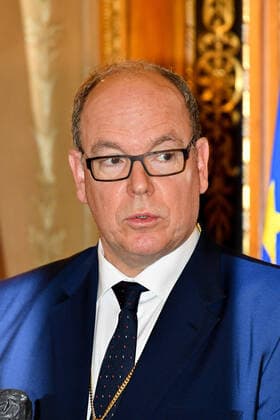 Fürst Albert II. von Monaco erhält Golden Eagle Auszeichnung in Nizza HSH Prince Albert of Monaco and Christian Estrosi, Mayor of Nice, receive the Golden Eagle, main distinction of Aigla Nissarda, as part of the promotion of the 160th anniversary of the Union of the Count of Nice to France. Remise de l Aigla Nissarda a S.A.S. Le Prince Albert de Monaco et a Christian Estrosi, Maire de Nice, Villa Massena a Nice. S.A.S. Le Prince Albert de Monaco, et Christian Estrosi, Maire de Nice, recoivent l Aigle d?Or, principale distinction de l Aigla Nissarda, dans le cadre de la promotion du 160eme anniversaire de l Union du Comte de Nice a la France. L ordre de l Aigla Nissarda a ete cree en 1962 par Leon Barety, ancien Ministre, depute des Alpes-Maritimes, afin de mettre a l honneur des personnes attachees a Nice, Copyright: xL.Urmanx xStarfacex STAR_262957_037