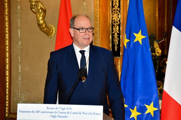 Fürst Albert II. von Monaco erhält Golden Eagle Auszeichnung in Nizza HSH Prince Albert of Monaco and Christian Estrosi, Mayor of Nice, receive the Golden Eagle, main distinction of Aigla Nissarda, as part of the promotion of the 160th anniversary of the Union of the Count of Nice to France. Remise de l Aigla Nissarda a S.A.S. Le Prince Albert de Monaco et a Christian Estrosi, Maire de Nice, Villa Massena a Nice. S.A.S. Le Prince Albert de Monaco, et Christian Estrosi, Maire de Nice, recoivent l Aigle d?Or, principale distinction de l Aigla Nissarda, dans le cadre de la promotion du 160eme anniversaire de l Union du Comte de Nice a la France. L ordre de l Aigla Nissarda a ete cree en 1962 par Leon Barety, ancien Ministre, depute des Alpes-Maritimes, afin de mettre a l honneur des personnes attachees a Nice, Copyright: xL.Urmanx xStarfacex STAR_262957_043