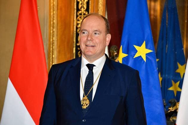 Fürst Albert II. von Monaco erhält Golden Eagle Auszeichnung in Nizza HSH Prince Albert of Monaco and Christian Estrosi, Mayor of Nice, receive the Golden Eagle, main distinction of Aigla Nissarda, as part of the promotion of the 160th anniversary of the Union of the Count of Nice to France. Remise de l Aigla Nissarda a S.A.S. Le Prince Albert de Monaco et a Christian Estrosi, Maire de Nice, Villa Massena a Nice. S.A.S. Le Prince Albert de Monaco, et Christian Estrosi, Maire de Nice, recoivent l Aigle d?Or, principale distinction de l Aigla Nissarda, dans le cadre de la promotion du 160eme anniversaire de l Union du Comte de Nice a la France. L ordre de l Aigla Nissarda a ete cree en 1962 par Leon Barety, ancien Ministre, depute des Alpes-Maritimes, afin de mettre a l honneur des personnes attachees a Nice, Copyright: xL.Urmanx xStarfacex STAR_262957_049