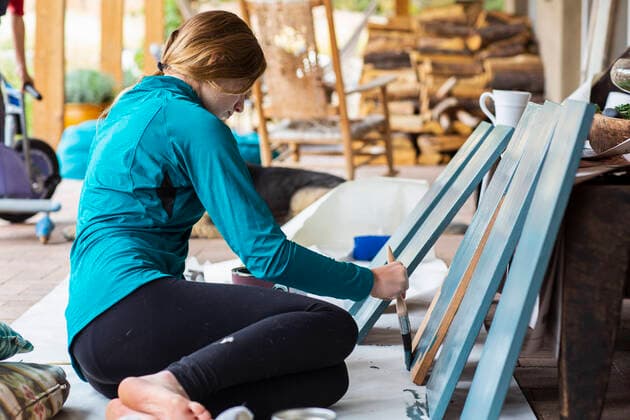 IMAGO Creative: Clickbait, Deko Ideen für Zuhause Teenage girl painting wooden shelves blue. DIY,United States,Teenage girl painting wooden shelves blue.  Teenage girl painting wooden shelves blue.