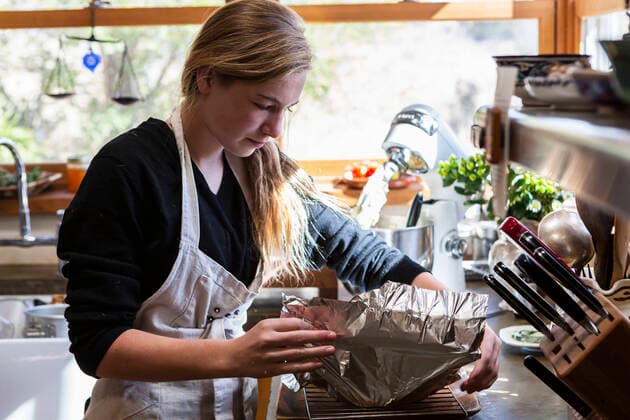 IMAGO Creative: Digitale Welt, Verzicht auf Technologie teenage girl in kitchen baking a cake. teenage girl in kitchen baking a cake.  teenage girl in kitchen baking a cake.
