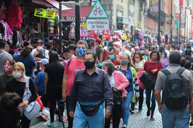 Citizens walk down a busy shopping street in the historic center of Mexico City, Mexico, 11 December 2020. The head of Government of Mexico City, Claudia Sheinbaum, warned this Friday of a very accelerated growth in hospitalizations due to covid-19 and asked citizens to stay at home during the Christmas holidays, although she avoided decreeing closings of premises and business. EFE José Pazos Mexico City warns of contagion but avoids closing businesses !ACHTUNG: NUR REDAKTIONELLE NUTZUNG!  Copyright: xJosexPazosx MEX2013 20201212-637433363617332494