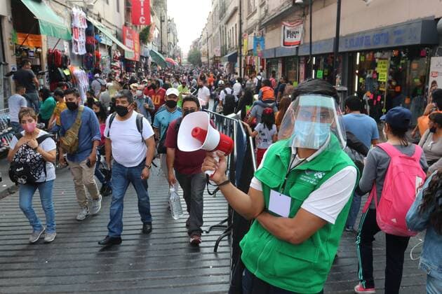 Citizens walk down a busy shopping street in the historic center of Mexico City, Mexico, 11 December 2020. The head of Government of Mexico City, Claudia Sheinbaum, warned this Friday of a very accelerated growth in hospitalizations due to covid-19 and asked citizens to stay at home during the Christmas holidays, although she avoided decreeing closings of premises and business. EFE José Pazos Mexico City warns of contagion but avoids closing businesses !ACHTUNG: NUR REDAKTIONELLE NUTZUNG!  Copyright: xJosexPazosx MEX2016 20201212-637433363629832576