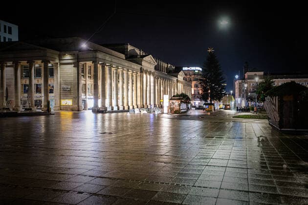 Stuttgarts city centre is deserted Due to the tightened exit restrictions, nobody is on the road at the weekend after 8 pm Stuttgart Mitte Copyright: xSimonxAdomatx