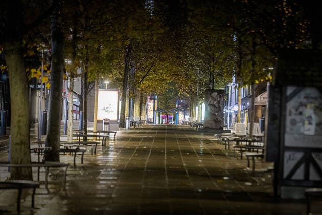 Stuttgarts city centre is deserted Due to the tightened exit restrictions, nobody is on the road at the weekend after 8 pm Stuttgart Mitte Copyright: xSimonxAdomatx
