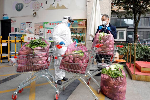 (201212) -- CHENGDU, Dec. 12, 2020 -- Property management staff load vegetables donated by warm-hearted citizens onto shopping trolleys before distributing them to residents in home quarantine at a community in Pidu District of Chengdu, southwest China s Sichuan Province, Dec. 11, 2020. By 6 p.m. Friday, Chengdu, capital of Sichuan Province, had reported 10 confirmed COVID-19 cases and two asymptomatic cases in the recent emergence of the epidemic, said Xie Qiang, director of the municipal health commission. Parts of a residential compound in Chengdu s Pidu District were classified as medium-risk areas for COVID-19 starting from 9 p.m. on Thursday. ) CHINA-CHENGDU-COVID-19-COMMUNITY (CN) ShenxBohan 