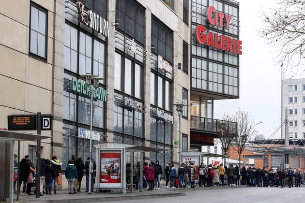 Comes the hard lockdown In the early afternoon a long queue has formed at the City Galerie, people are waiting for the entrance Christmas shopping on 12 12 2020 in Siegen Germany ATTENTION PERSONS TO BE KNOWN ARE INCOMPETIBLE
