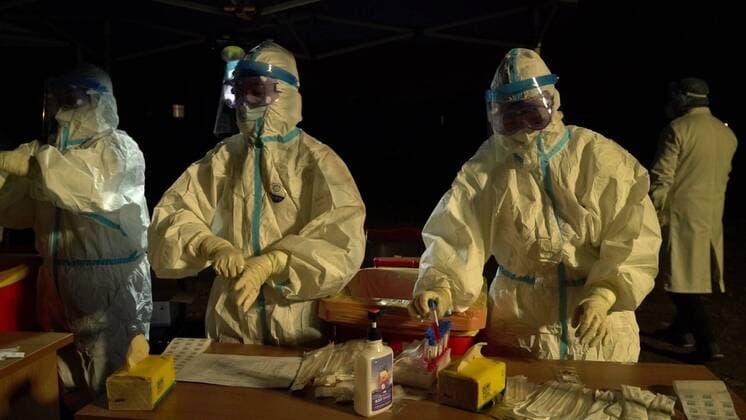 CHENGDU, CHINA - DECEMBER 11: Medical workers wearing protective suits work at a temporary COVID-19 testing centre on December 11, 2020 in Chengdu, Sichuan Province of China.  Copyright: xVCGx CFP111310260539