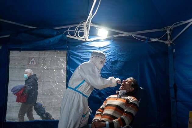 Swab test in the Napoli Central Station ASL Napoli 1 has set up a tent to be able to make rapid swabs for the covid, in collaboration with Trenitalia and Grandi Station. Napoli Napoli Italy Copyright: VincenzoxNoletto