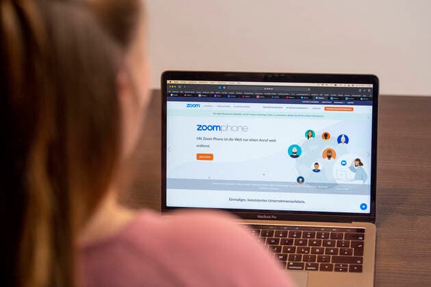 Feature Social Media 12 12 2020 Media, Internet, Social Media A woman sits in front of a laptop and looks at the Zoom website Photo Neundorf Kirchner Media Remscheid Sportpark Höhenberg Nordrhein Westfalen Germany Copyright: xNeundorf Kirchner-Mediax