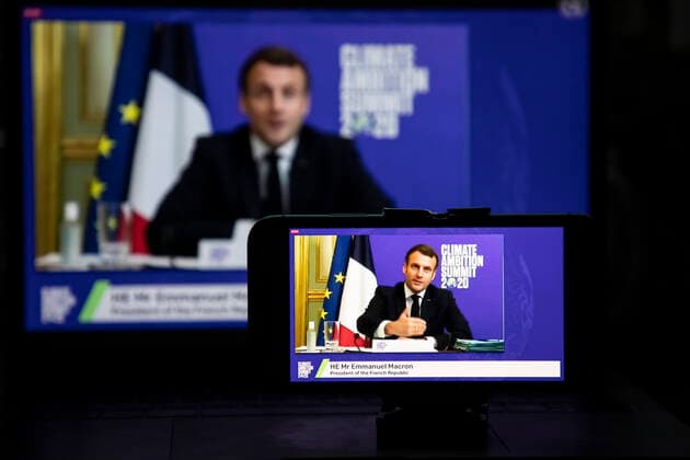 (201212) -- NEW YORK, Dec. 12, 2020 -- Photo taken in New York, the United States on Dec. 12, 2020 shows screens displaying French President Emmanuel Macron addressing the Climate Ambition Summit via video link. ) CLIMATE AMBITION SUMMIT-EMMANUEL MACRON WangxYing 