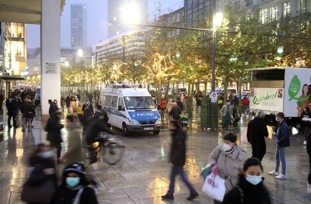 After the announced demonstration by the organisation Querdenken was banned by the court in the city centre of Frankfurt due to the public danger posed by the lack of a hygiene concept, the organisers nevertheless called on demonstr