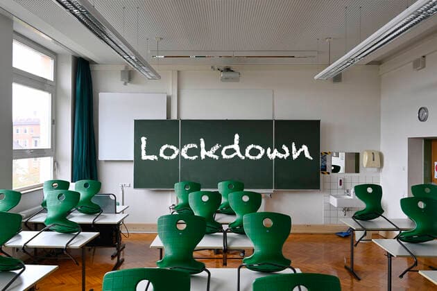 Board with inscription LOCKDOWN, hard lockdown from 16 12 2020 in Germany, classroom, corona crisis, Germany Board hard lockdown corona