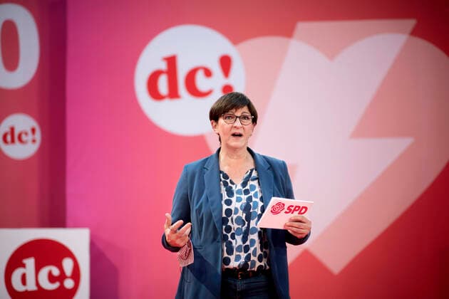 Saskia Esken, digital debate camp SPD DEU, Deutschland, Germany, Berlin, 04.03.2018 Saskia Esken, co Vorsitzende der SPD, waehrend des SPD Debattencamp SPDDC20 in Vorbereitung zum Regierungsprogramm vor der Statur von Willy Brandt im Willy-Brandt-Haus, der Parteizentrale der SPD, in Berlin. Saskia Esken, co leader of the German Social Democrats SPD, during a digital debate camp at the headquarters of the SPD on December 12, 2020 in Berlin, Germany. The German party exchanged ideas with its candidate for chancellor, Olaf Scholz and the party leadership, along with experts from academia, business, the media and trade unions.Discussions in over 30 sessions with more than 70 speakers. *** Saskia Esken, digital debate camp SPD DEU, Germany,