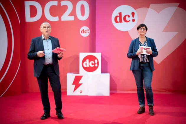 Bilder des Jahres 2020, News 12 Dezember News Themen der Woche KW50 Walter-Borjans, Esken, digital debate camp SPD DEU, Deutschland, Germany, Berlin, 04.03.2018 Norbert Walter-Borjans, co Vorsitzender der SPD, und Saskia Esken, co Vorsitzende der SPD, waehrend des SPD Debattencamp SPDDC20 in Vorbereitung zum Regierungsprogramm vor der Statur von Willy Brandt im Willy-Brandt-Haus, der Parteizentrale der SPD, in Berlin. Norbert Walter-Borjans, co leader of the German Social Democrats SPD, and Saskia Esken, co leader of the German Social Democrats SPD, during a digital debate camp at the headquarters of the SPD on December 12, 2020 in Berlin, Germany. The German party exchanged ideas with its candidate for chancellor, Olaf Scholz and the party leadership, along with experts from academia, business, the media
