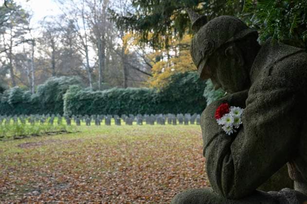 Germany, cemetery GERMANY, Hamburg, Ohlsdorf cemetery, soldier graves from World War I. *** DEUTSCHLAND, Hamburg, Ohlsdorfer Friedhof, Soldatengraeber aus dem 1. Weltkrieg, Volkstrauertag Hamburg Germany