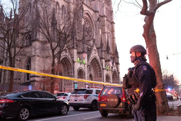 News Themen der Woche KW50 News Bilder des Tages December 13, 2020, Manhattan, New York, United States of America: Police respond after a shooting incident outside the Cathedral of Saint John the Divine on West 112th Street and Amsterdam Avenue in Manhattan, New York City on Sunday, December 13, 2020. Manhattan United States of America - ZUMAm67_ 20201213_zaf_m67_145 Copyright: xGardinerxAndersonx