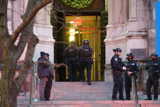 December 13, 2020, Manhattan, New York, United States of America: NYPD ESU officers enter the Cathedral of Saint John the Divine on West 112th Street and Amsterdam Avenue in Manhattan, New York City after a shooting on Sunday, December 13, 2020. Manhattan United States of America - ZUMAm67_ 20201213_zaf_m67_151 Copyright: xGardinerxAndersonx