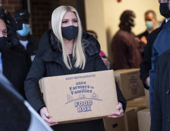 Bilder des Jahres 2020, Entertainment 12 Dezember News Bilder des Tages Entertainment Bilder des Tages Ivanka Trump, White House advisor and daughter of President Donald Trump, helps to distribute food boxes to needy families at Christ Chapel in Woodbridge, Virginia on Monday, December 14, 2020.  WAP20201214312 KEVINxDIETSCH