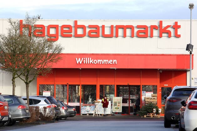 Symbolic picture on the subject of hard lockdown is coming, this time also DIY stores are affected, the Hagebaumarkt in Freudenberg Symbolic picture on the subject of hard lockdown is coming on 14 12 2020 in Freudenberg Germany ATTENTION VISIBLE MOTOR SIGNIFICATIONS ARE TO BE MADE UNKNOWN, RECOGNIZABLE PERSONS ARE TO BE MADE UNKNOWN