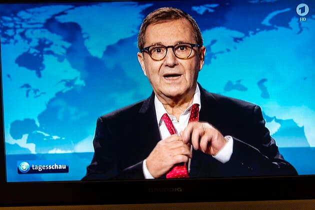 Bilder des Jahres 2020, Entertainment 12 Dezember Entertainment Bilder des Tages Letzte Tagesschau von Jan Hofer. Der Nachrichtensprecher ist seit 2004 Chefsprecher der Tagesschau im Ersten Deutschen Fernsehen, jetzt geht er in den Ruhestand. DEU, Deutschland, Hamburg, 14.12.2020 *** Last Tagesschau by Jan Hofer The newsreader has been the head of the Tagesschau on the First German Television since 2004, now he is retiring DEU, Germany, Hamburg, 14 12 2020