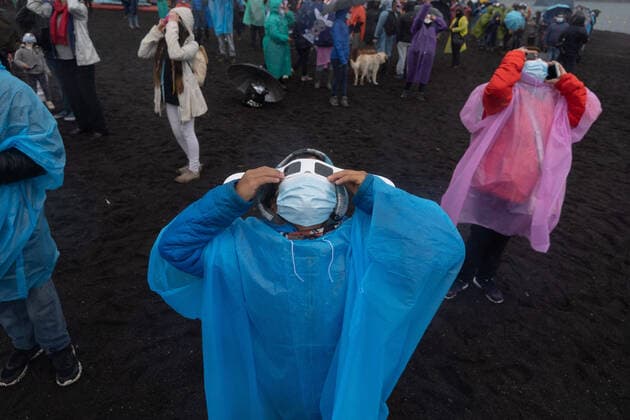 Bilder des Jahres 2020, News 12 Dezember News Bilder des Tages December 14, 2020, Pucon, Chile: People watch the solar eclipse on the shores of Lake Villarrica. In this area it was possible to see 100% despite the rain. PucoN Chile - ZUMAb332 20201214_zip_b332_002 Copyright: xMatiasxBasualdox