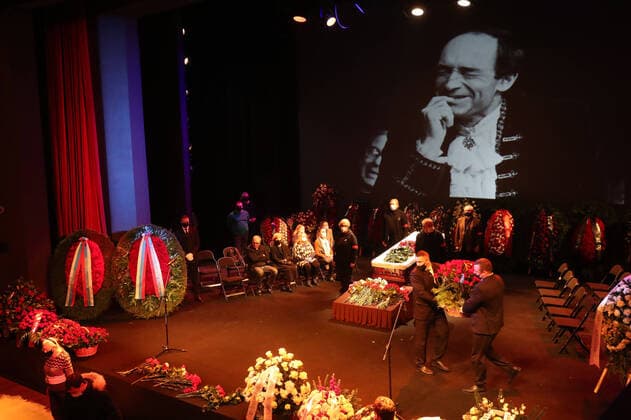 Bilder des Jahres 2020, Entertainment 12 Dezember Entertainment Bilder des Tages MOSCOW, RUSSIA - DECEMBER 15, 2020: A farewell ceremony for Soviet and Russian actor Valentin Gaft takes place at the Sovremennik Theatre. An artist with a decades-long career on stage and on screen, Gaft died of complications from a recent stroke on December 12 at the age of 85. Sergei Fadeichev TASS  TS0F1AA4