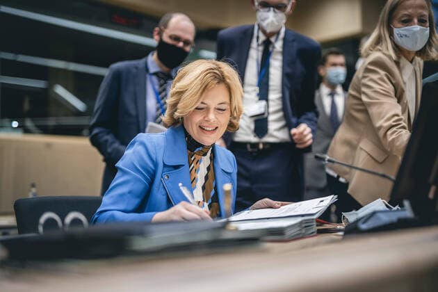Bilder des Jahres 2020, News 12 Dezember News Bilder des Tages Bundeslandwirtschaftsministerin Julia Kloeckner (CDU) im Rahmen des EU-Agrarrats in Bruessel, 15.12.2020. Brussels Belgium *** Federal Minister of Agriculture Julia Kloeckner CDU at the EU Agriculture Council in Brussels, 15 12 2020 Brussels Belgium Copyright: xXanderxHeinl photothek.dex