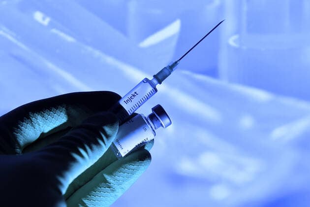 Vaccine to be available 23 12 2020 Topic Image,Symbol Photo Corona Vaccine Vaccines to be available and vaccinated as early as December A hand wrapped in rubber gloves holds a disposable syringe and a vaccine canister containing vaccine for injection with a cannula