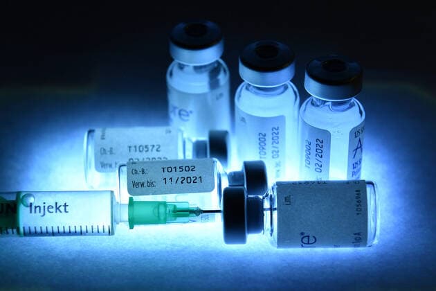 Vaccine to be available 23 12 2020 Topic Image,Symbol Photo Corona Vaccine Vaccines to be available and vaccinated as early as December A disposable syringe and doses of vaccine to be injected with a needle