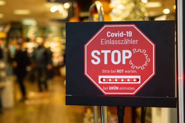 traffic light to control the entrance of customers in a shop in Düsseldorf North Rhine Westphalia Germany