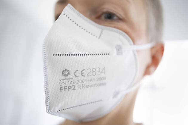 FFP2 mask symbol photo A woman wears a FFP2 mask Berlin, 15 12 2020 Berlin Germany Copyright: xThomasxTrutschel photothek.dex